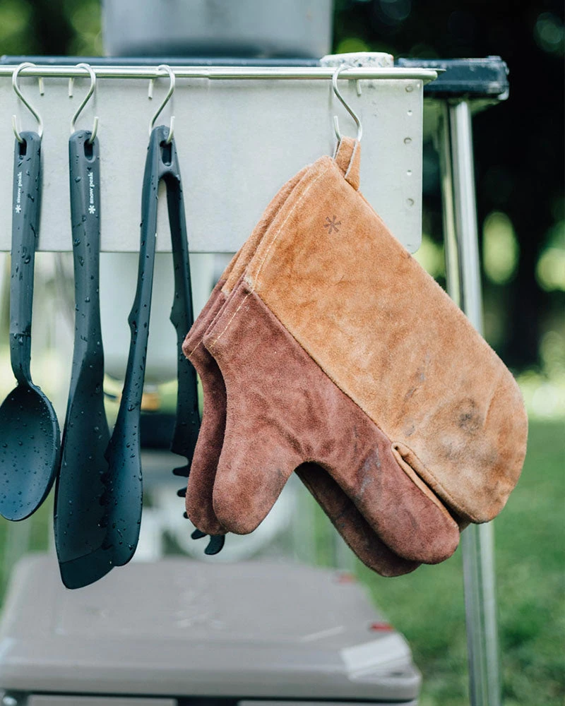 Snow Peak Brown Leather Camper Mittens – Fire-Resistant Lobster Claw Outdoor Cooking Gloves 6 Snow Peak Brown Leather Camper Mittens – Fire-Resistant Lobster Claw Outdoor Cooking Gloves - Image 4