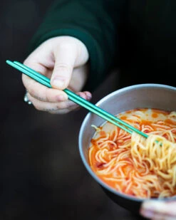 Snow Peak Anodized Titanium Chopsticks -Snow Peak Shop ti chopsticks green sct 115 gr lifestyle 03 web